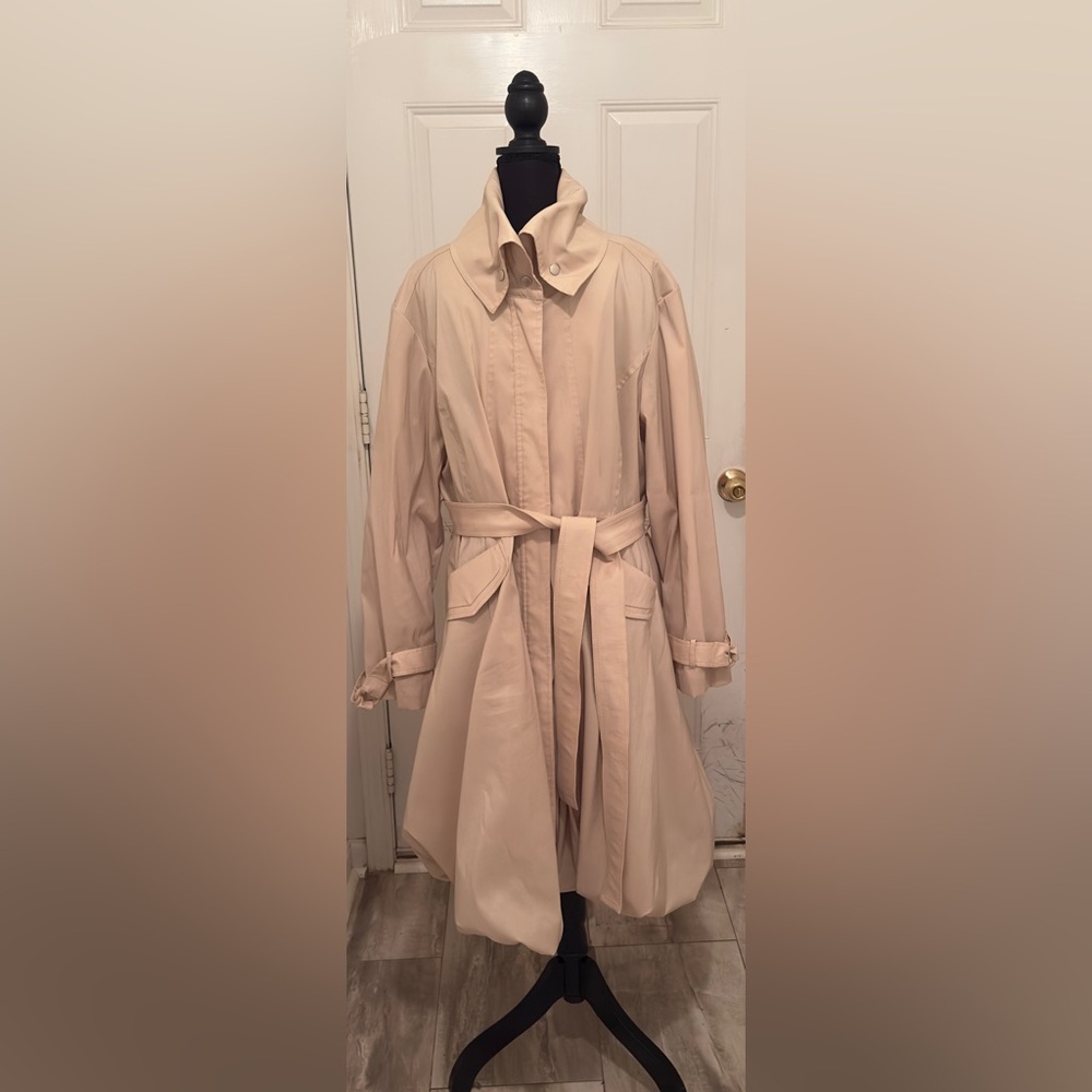 SOLD! Classic Women's Ballon Bottom Dress Coat